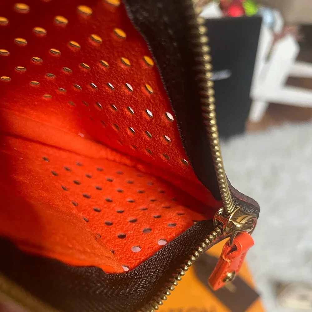 Limited Edition Authentic Louis Vuitton Perforated Key Close - Picture 6 of 15